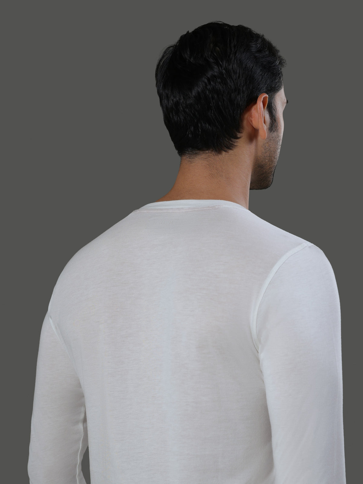 baseline-crew-neck-long-sleeves-porcelain image 6 - Baseline Crew Neck Long Sleeves - Porcelain