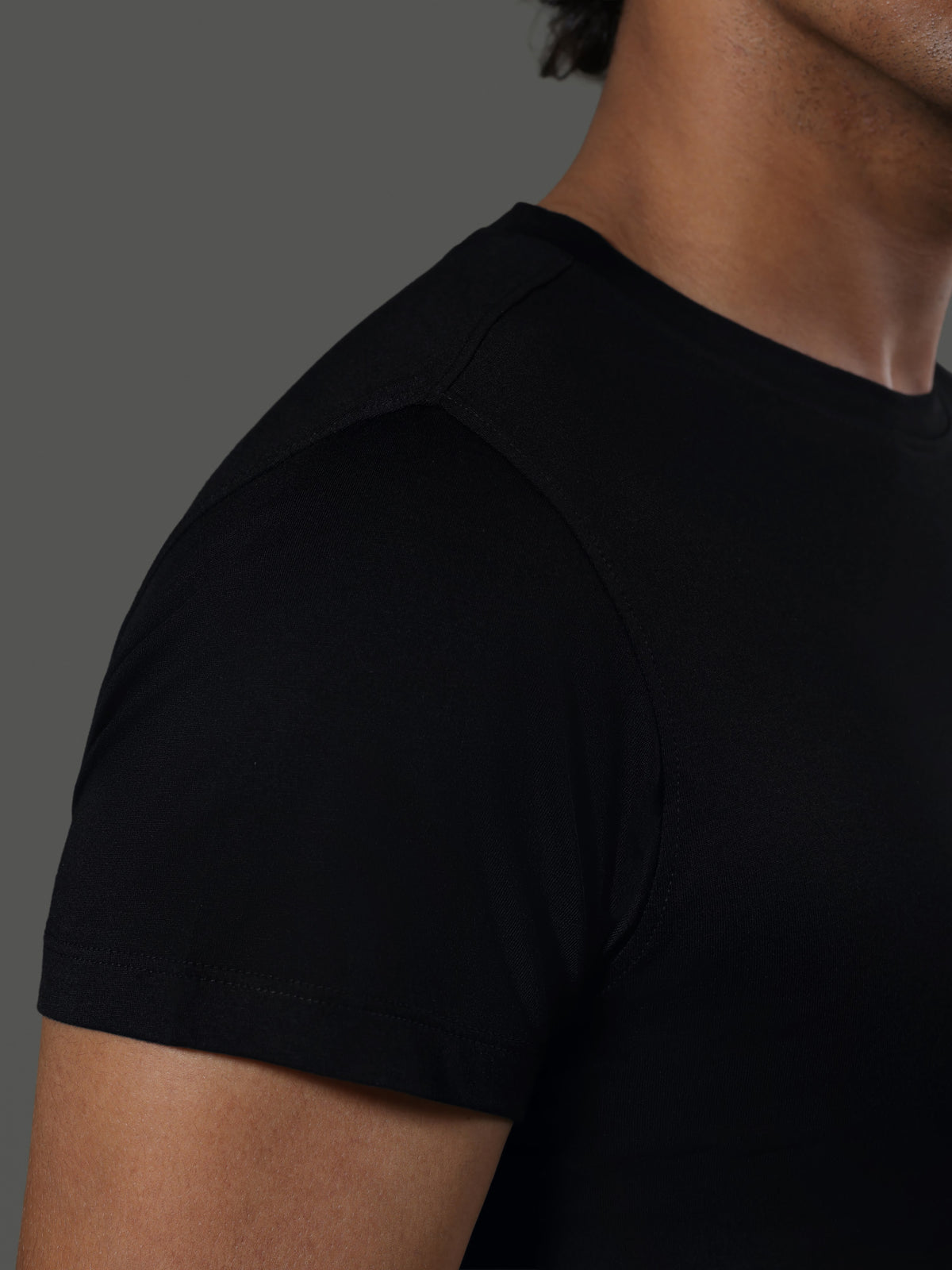 baseline-crew-neck-short-sleeves-obsidian image 5 - Baseline Crew Neck Short Sleeves - Obsidian