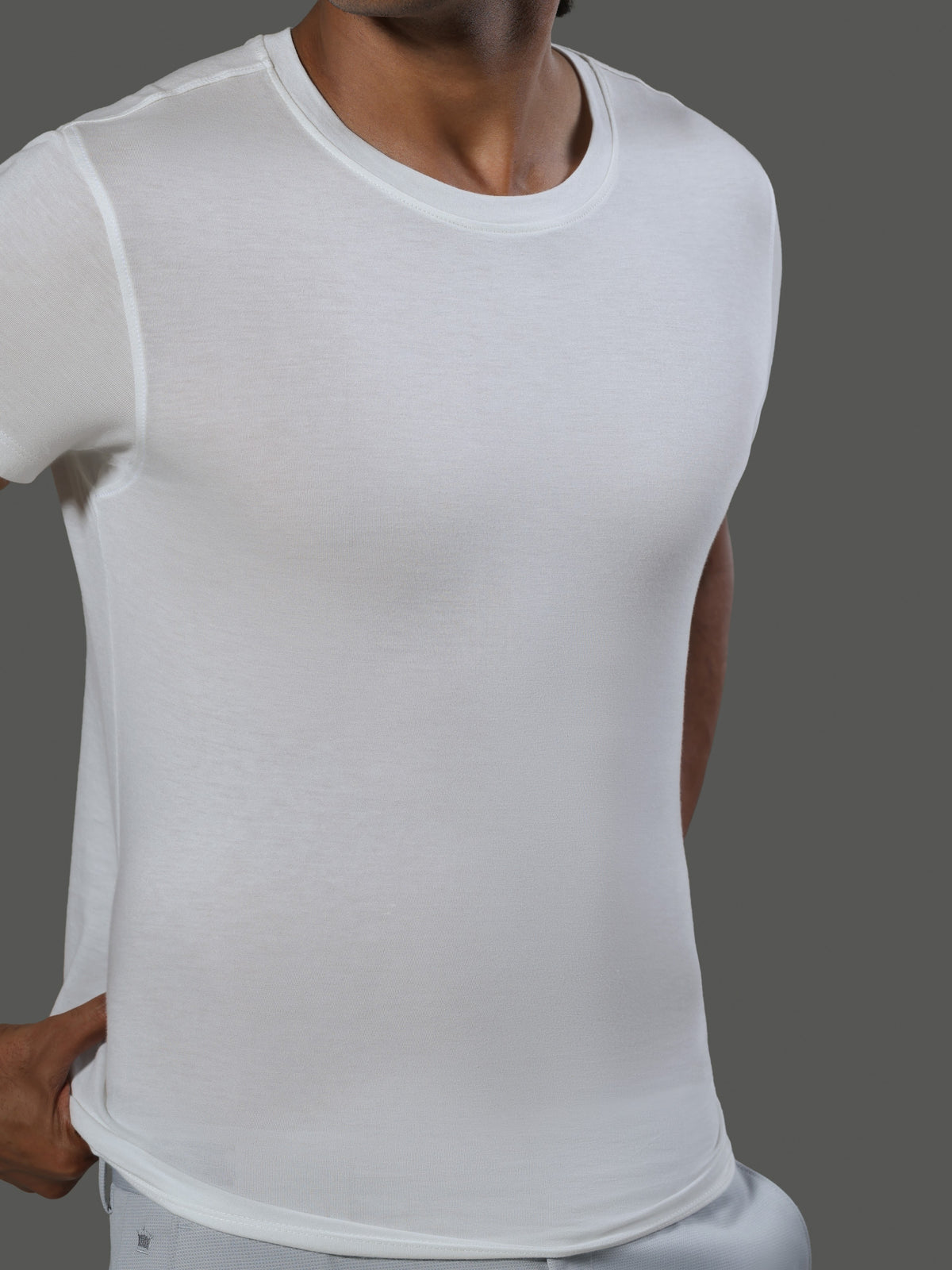 baseline-crew-neck-short-sleeves-porcelain image 5 - Baseline Crew Neck Short Sleeves - Porcelain