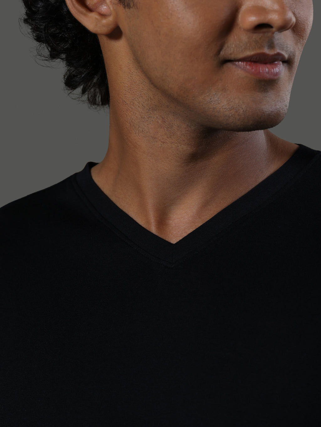 baseline-v-neck-short-sleeves-obsidian image 4 - Baseline V-Neck Short Sleeves - Obsidian