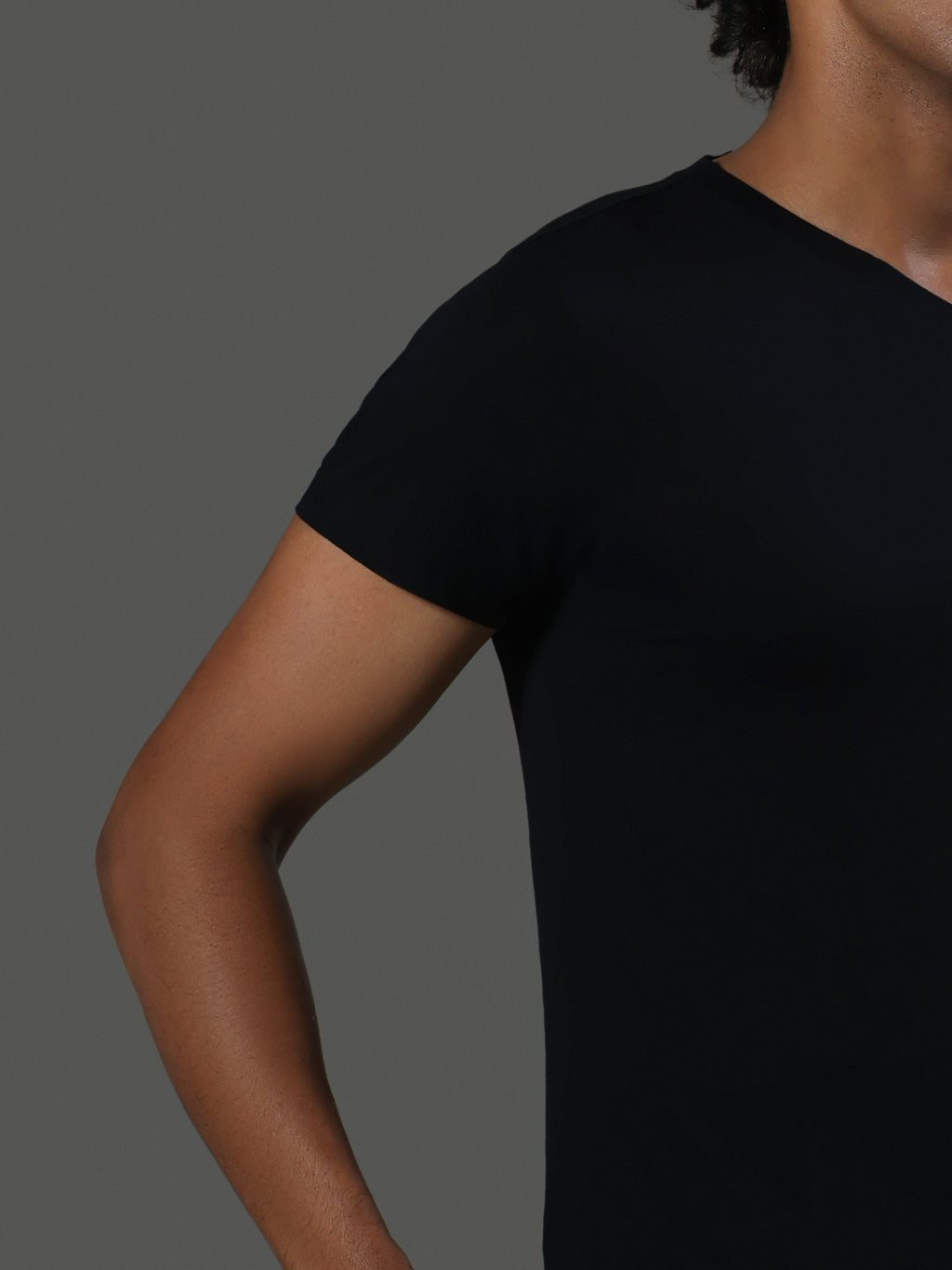 baseline-v-neck-short-sleeves-obsidian image 5 - Baseline V-Neck Short Sleeves - Obsidian