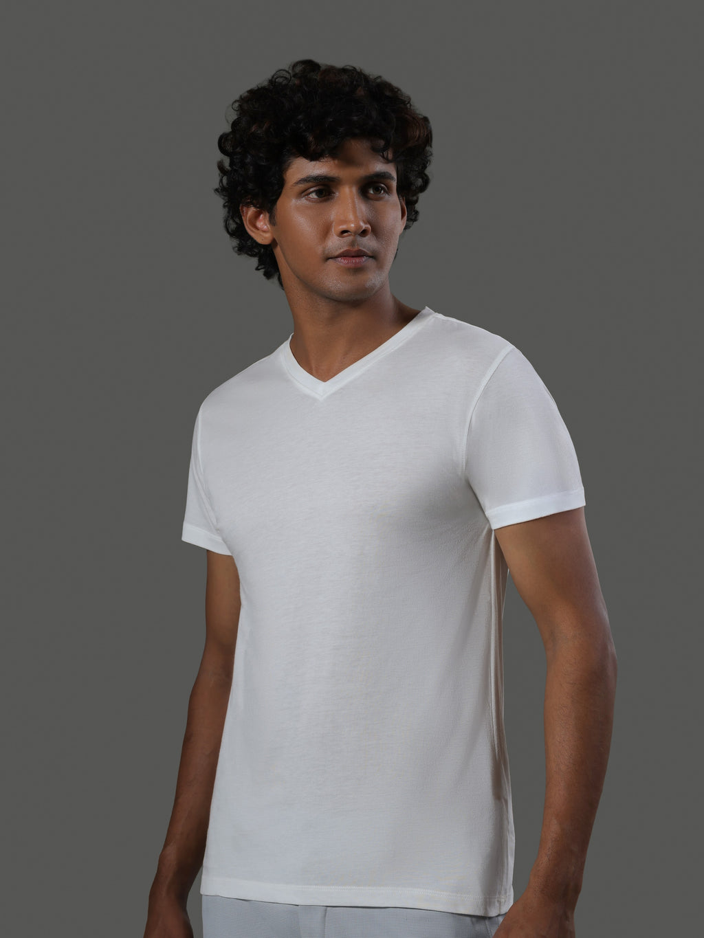 baseline-v-neck-short-sleeves-porcelain image 1 - Baseline V-Neck Short Sleeves - Porcelain