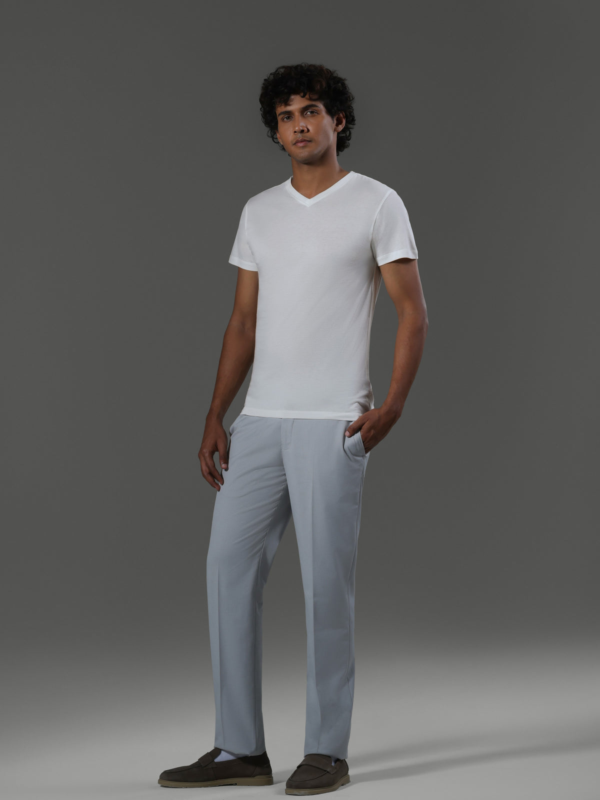 baseline-v-neck-short-sleeves-porcelain image 2 - Baseline V-Neck Short Sleeves - Porcelain