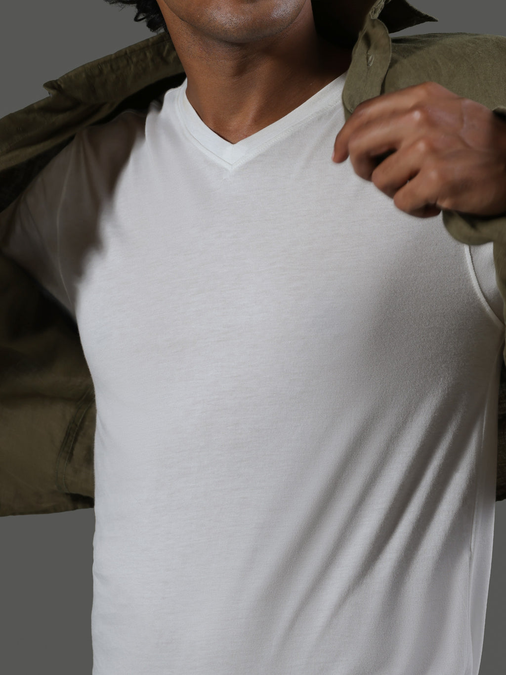 baseline-v-neck-short-sleeves-porcelain image 3 - Baseline V-Neck Short Sleeves - Porcelain