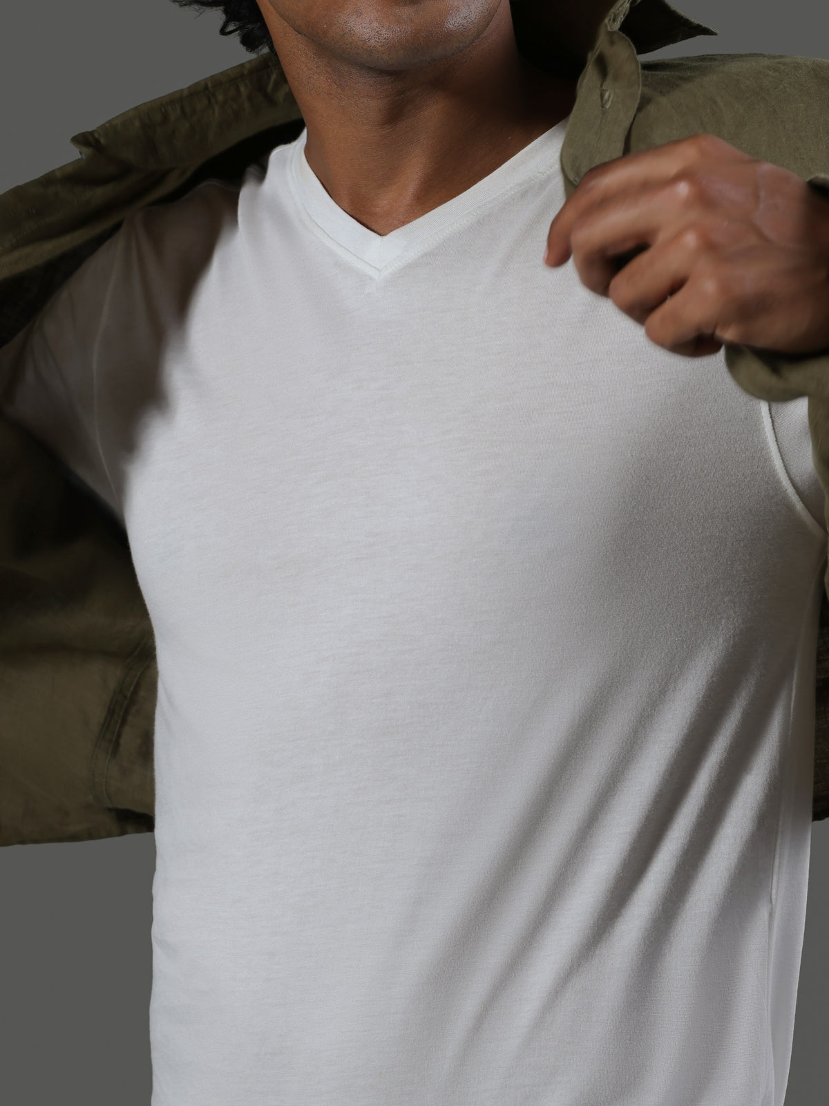 baseline-v-neck-short-sleeves-porcelain image 3 - Baseline V-Neck Short Sleeves - Porcelain