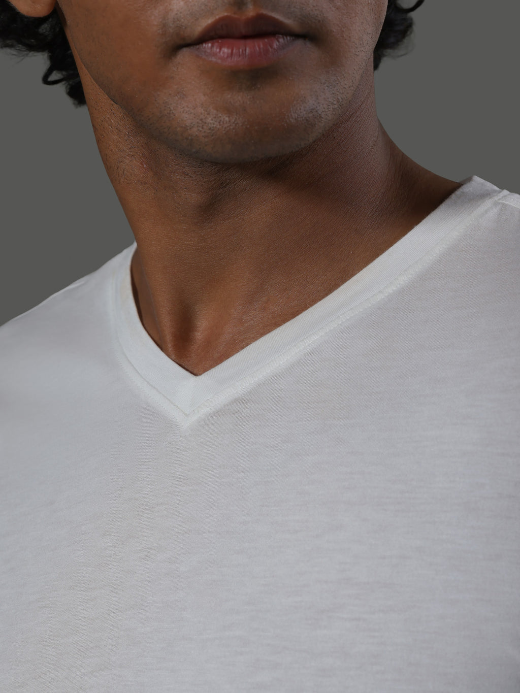 baseline-v-neck-short-sleeves-porcelain image 4 - Baseline V-Neck Short Sleeves - Porcelain