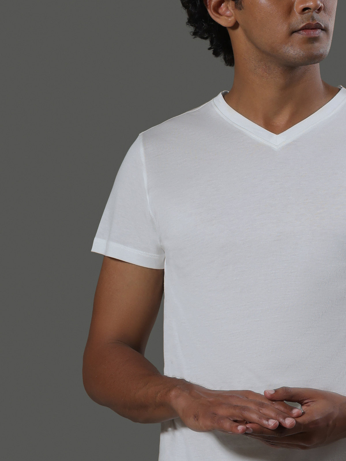 baseline-v-neck-short-sleeves-porcelain image 5 - Baseline V-Neck Short Sleeves - Porcelain
