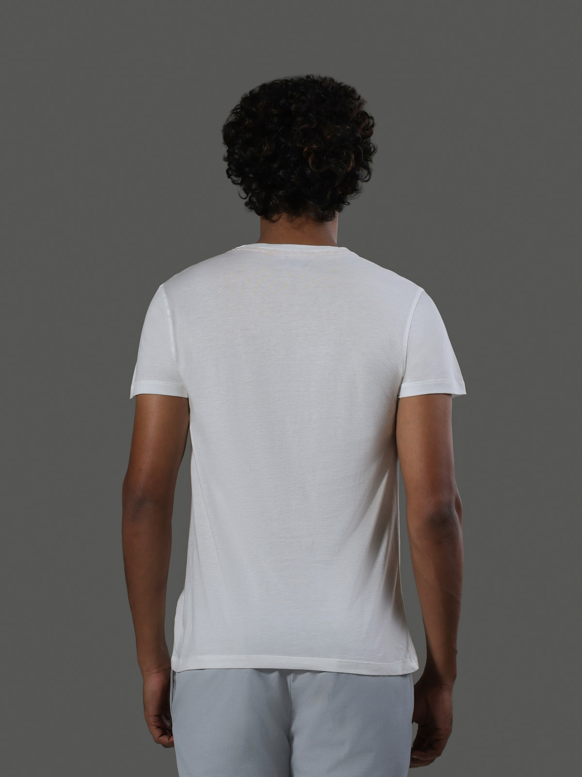 baseline-v-neck-short-sleeves-porcelain image 6 - Baseline V-Neck Short Sleeves - Porcelain